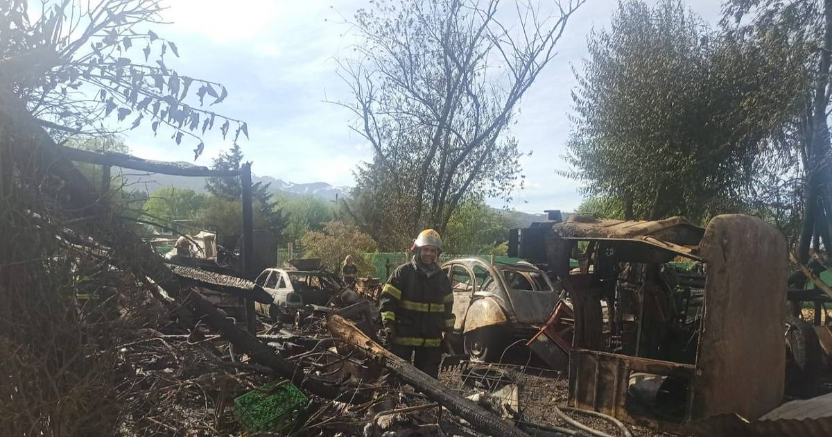 Incendio en El Bolsón: Dos viviendas y diez autos en desarme arrasados ...