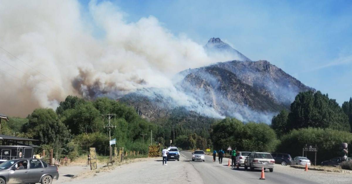 Incendio obliga a cortar la Ruta 40 entre El Hoyo y Epuyén | InfoCordillera