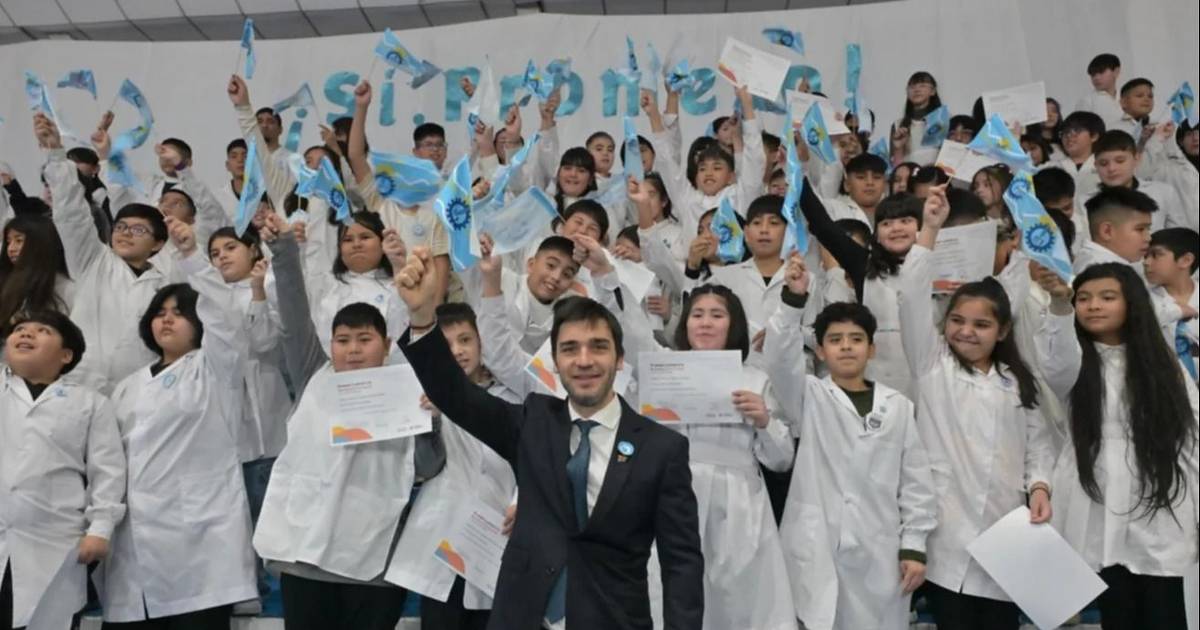 Chubut: estudiantes juran lealtad a la Bandera Provincial y a la ...