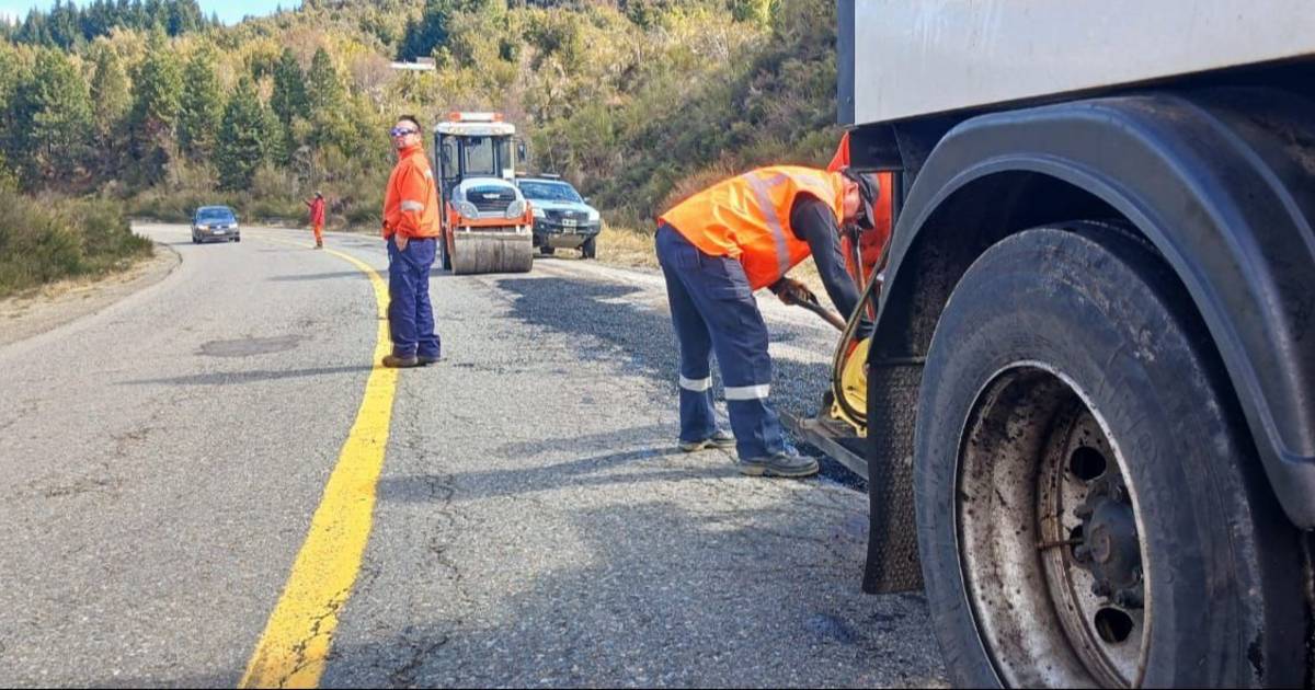 Trabajos de bacheo en la Ruta Nacional 40 entre El Bolsón y Bariloche ...