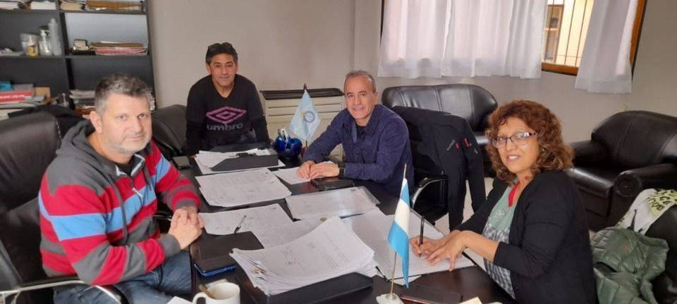 Acuerdo salarial del 15% para los trabajadores municipales de Gualjaina ...
